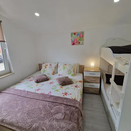 Neyra Villa *