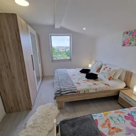 Neyra Villa *