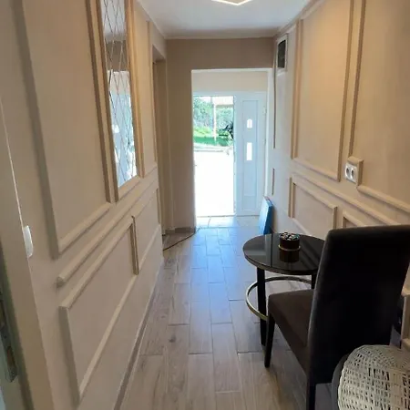 Neyra Villa *