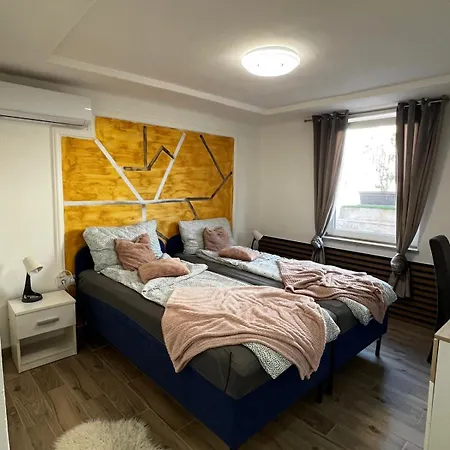 Neyra Villa *