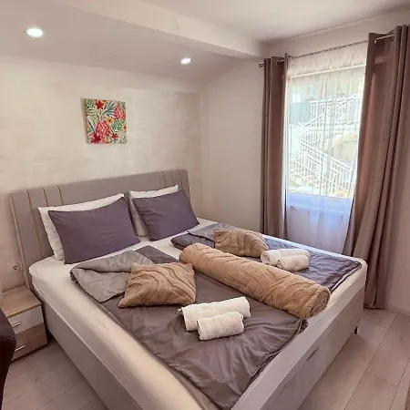 Neyra Villa *