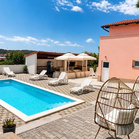 Neyra Villa *